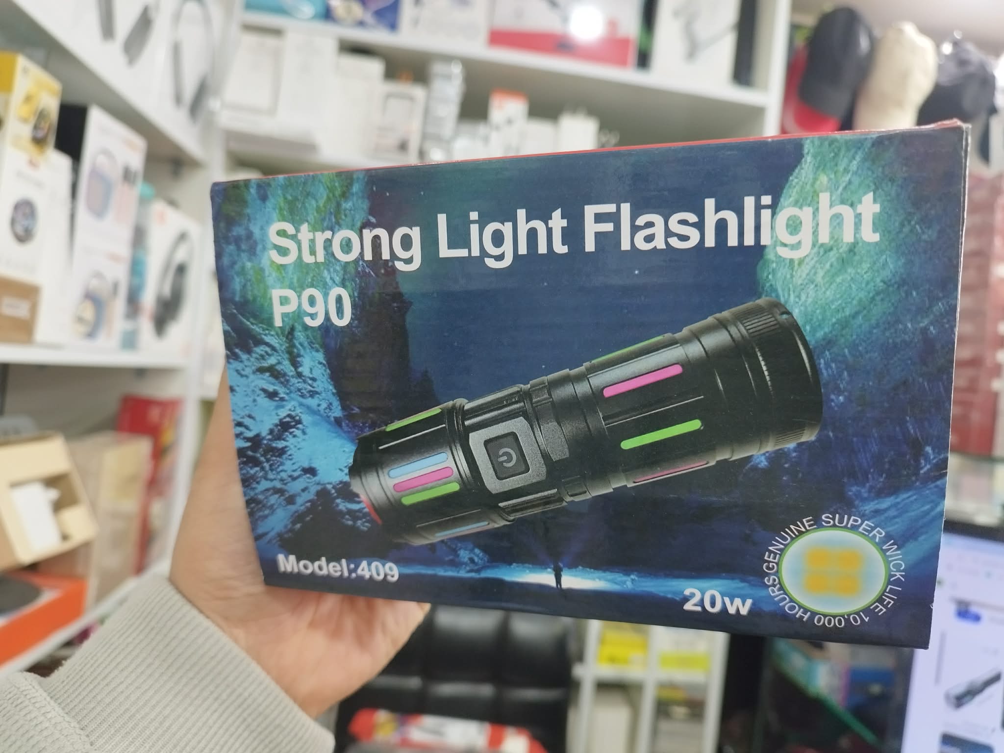 كشاف يدوي قوي (Strong Light Flashlight) من طراز P90.