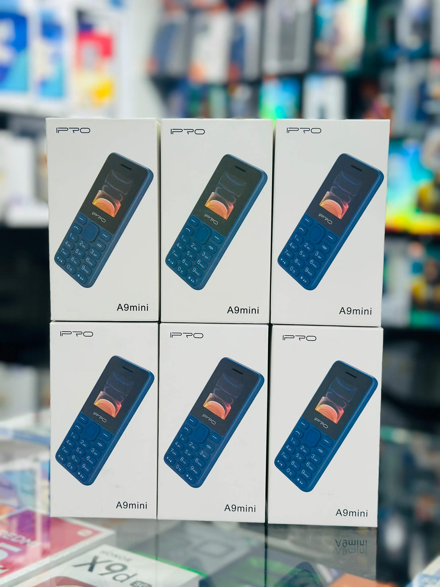 هاتف محمول من نوع (feature phone) يحمل العلامة التجارية IPRO والموديل K6.