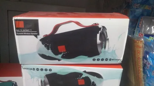 مكبر صوت محمول يعمل بتقنية البلوتوث من نوع JBL Xtreme.