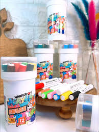 أقلام ماركر أكريليك (Acrylic Markers) تحتوي على 12 لونًا،