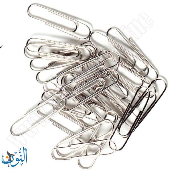 مشابك ورق معدنية ذات حجم كبير.