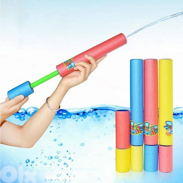 مسدس مياه مصنوع من الفلين (Foam) بألوان زاهية، مثالي للعب في الصيف.