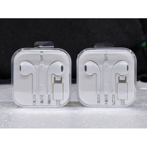 سماعة أذن سلكية من نوع Apple EarPods بداخل علبتها البلاستيكية الشفافة المميزة.