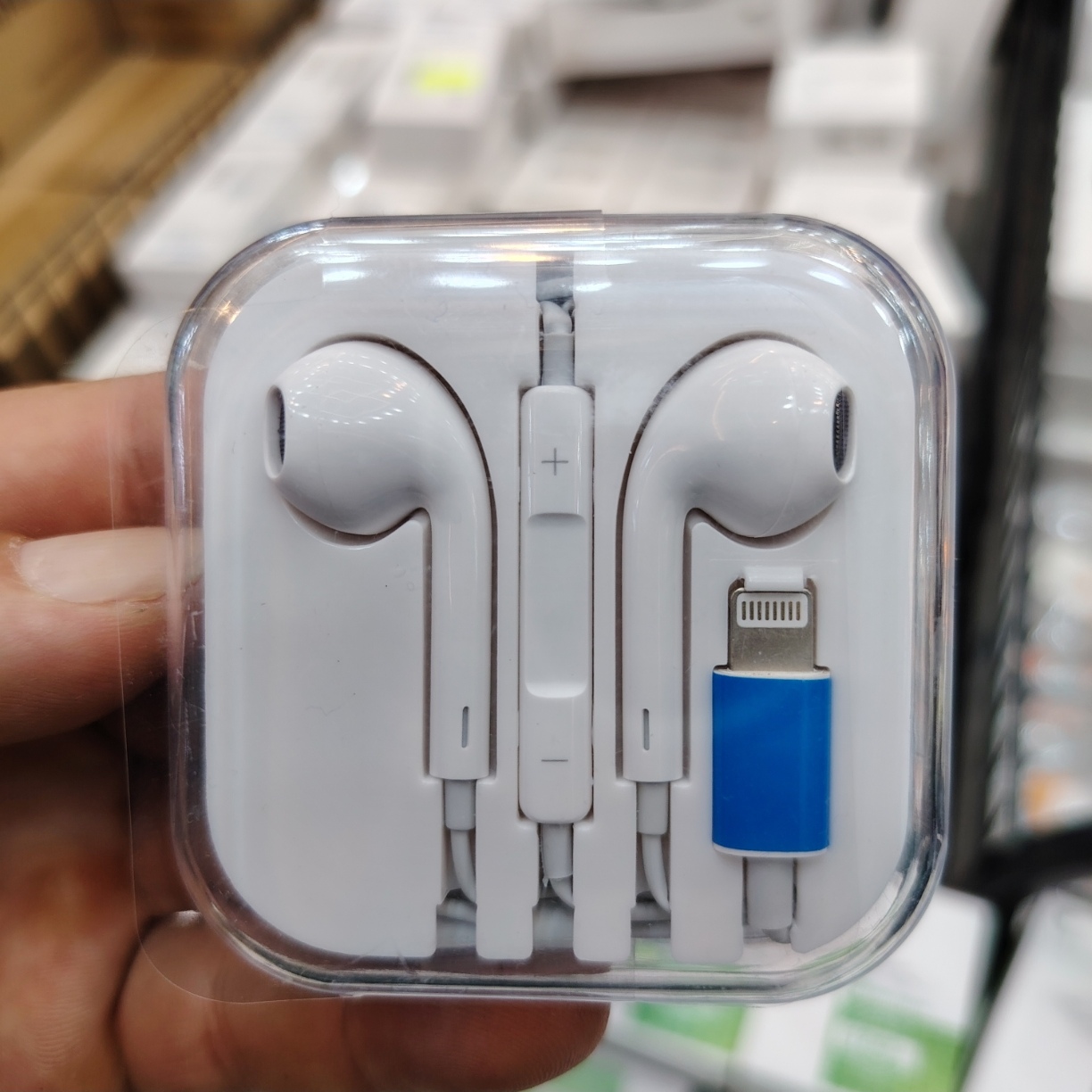 سماعة أذن سلكية من نوع EarPods مع موصل لايتنينج، مصممة لتناسب أجهزة آيفون.