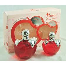 مجموعة هدايا عطر "Anna" للنساء تحتوي على زجاجتين بتصميم تفاحة حمراء.