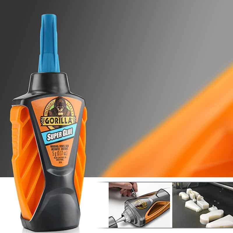 اللاصق الفوري هو غراء فائق (Super Glue) سريع المفعول.