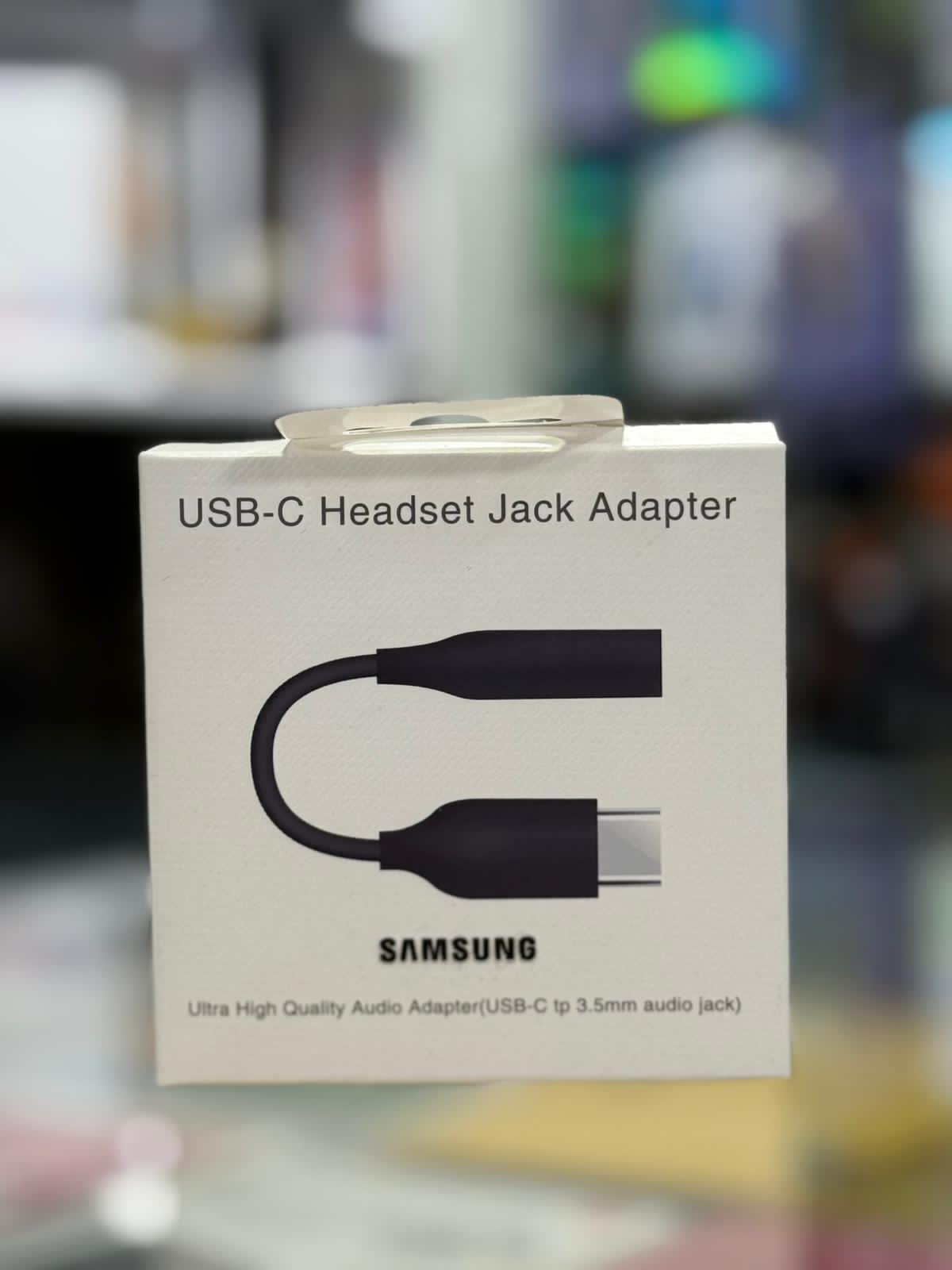 محول سامسونج  من منفذ USB-C إلى مقبس صوت 3.5 ملم.