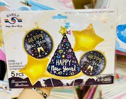 مجموعة بالونات قصديرية (Foil Balloons) مخصصة لاحتفالات رأس السنة الجديدة تحمل عبارة "Happy New Year