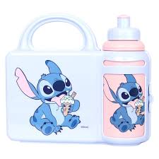 طقم حافظة طعام ومطارة ماء للأطفال (Lunch Box Set) يحمل رسومات الشخصية الكرتونية الشهيرة "ستيتش" (Stitch) من ديزني وهو يتناول الآيس كريم.