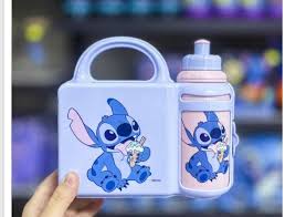 طقم حافظة طعام ومطارة ماء للأطفال (Lunch Box Set) يحمل رسومات الشخصية الكرتونية الشهيرة "ستيتش" (Stitch) من ديزني وهو يتناول الآيس كريم.
