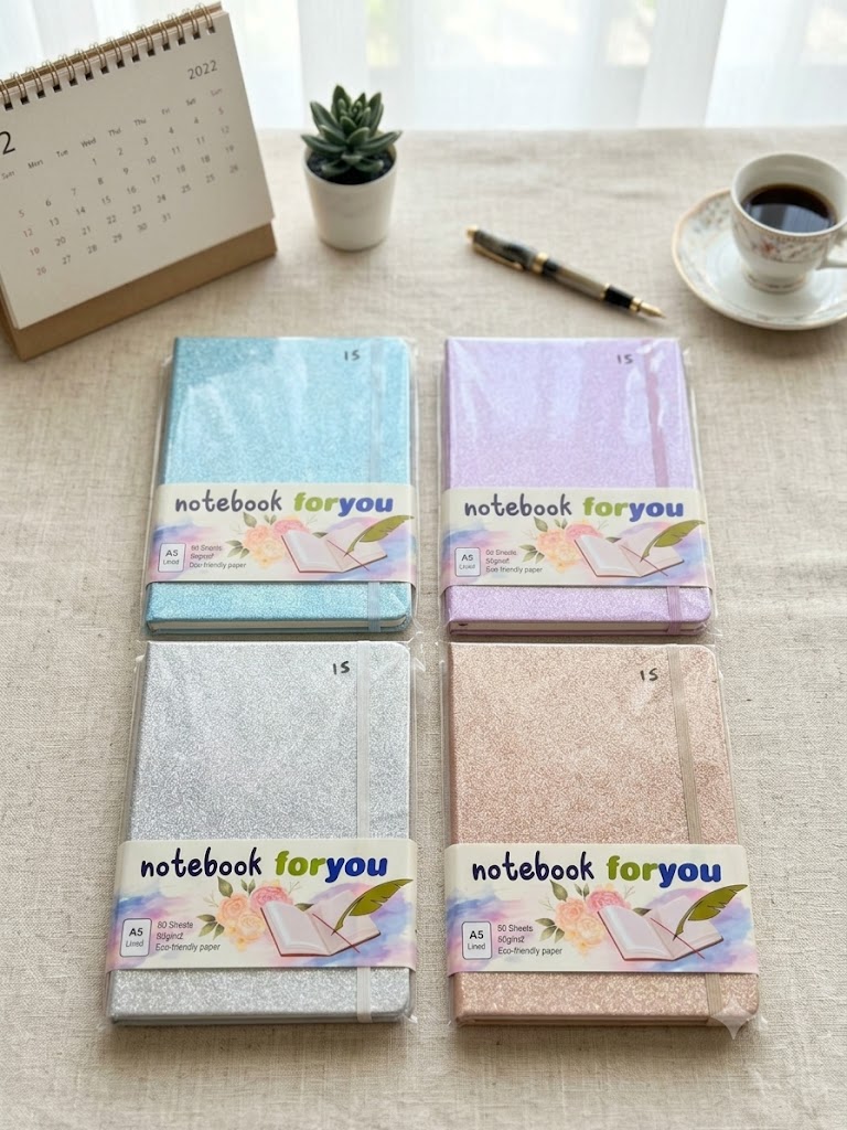 دفتر ملاحظات Notebook foryou مقاس A5 بغلاف لامع، يأتي مع شريط مطاطي للإغلاق.