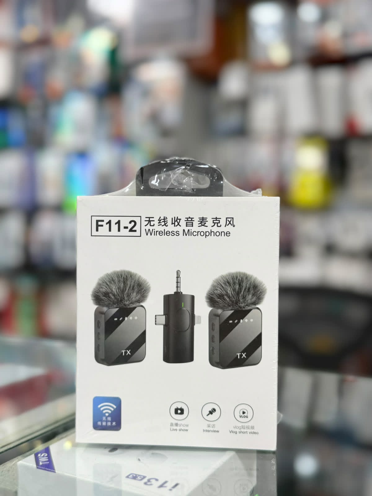 ميكروفون لاسلكي مزدوج من الموديل F11-2 (Wireless Microphone)، وهو مخصص لصناع المحتوى وتصوير الفيديوهات