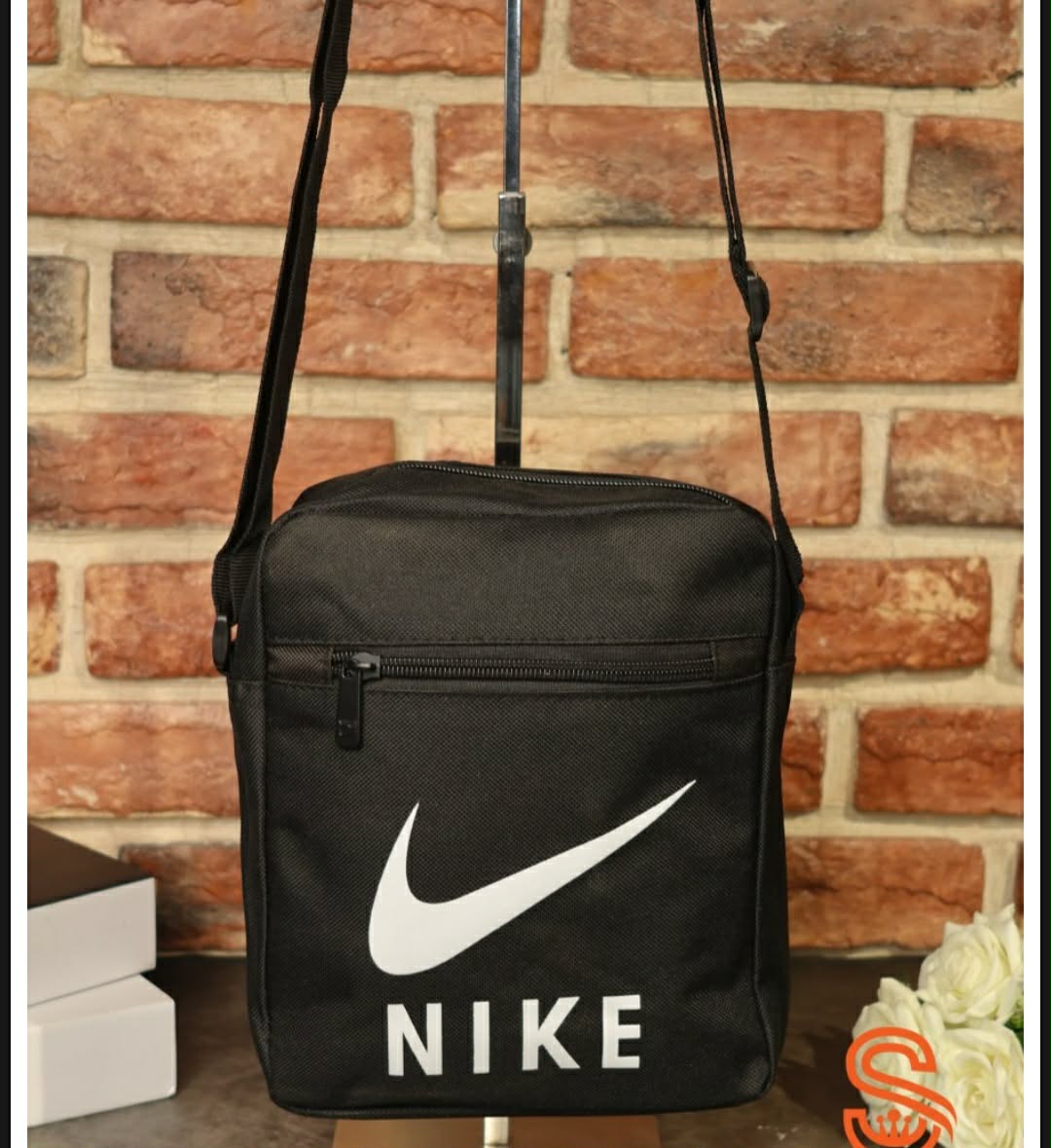 حقيبة كتف كروس (Crossbody Bag) صغيرة باللون الأسود تحمل شعار نايكي (Nike)