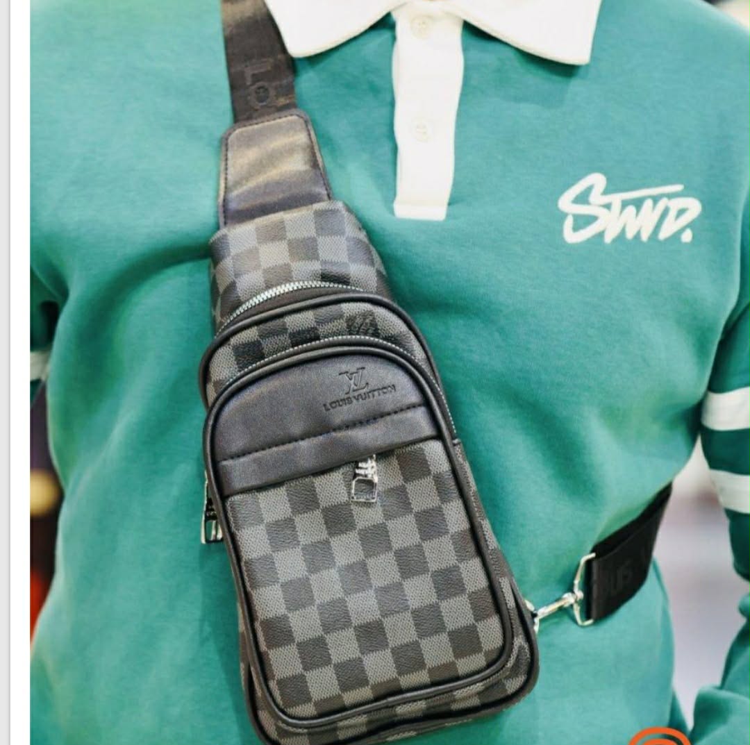 حقيبة الصدر (Avenue Slingbag) المستوحاة من تصميم العلامة التجارية الفاخرة لويس فيتون