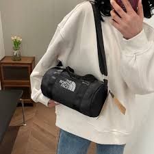 حقيبة يد كتف رياضية أسطوانية (Duffel Bag) باللون الأسود من علامة ذا نورث فيس (The North Face).