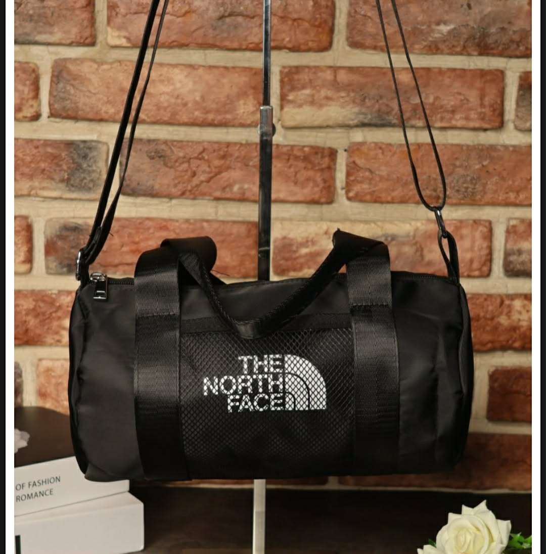 حقيبة يد كتف رياضية أسطوانية (Duffel Bag) باللون الأسود من علامة ذا نورث فيس (The North Face).