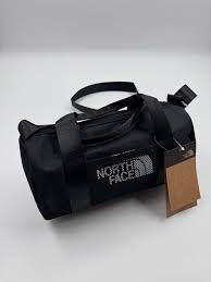 حقيبة يد كتف رياضية أسطوانية (Duffel Bag) باللون الأسود من علامة ذا نورث فيس (The North Face).