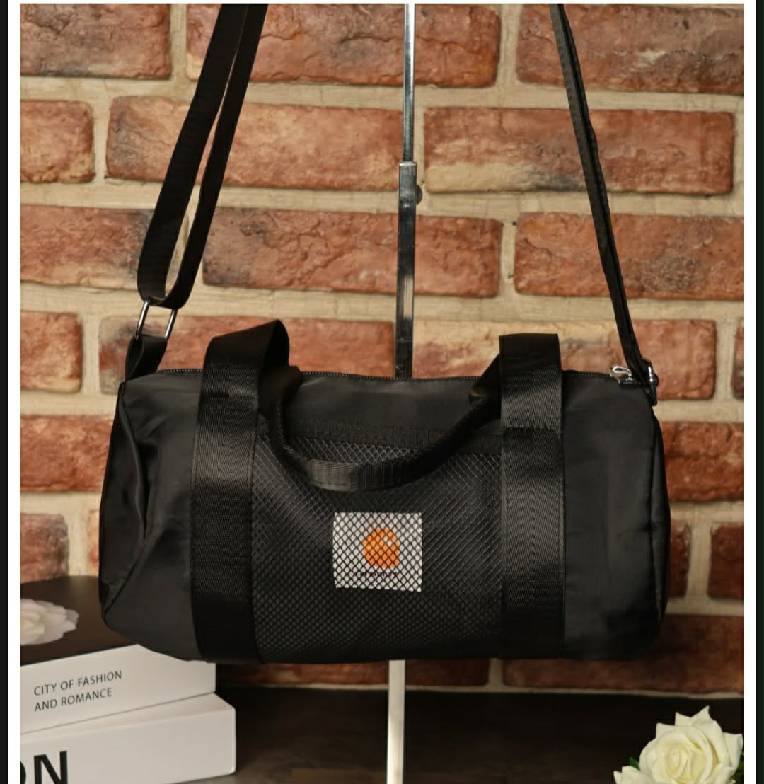 حقيبة دافل رياضية (Duffel Bag) سوداء تحمل شعار العلامة التجارية الشهيرة Carhartt