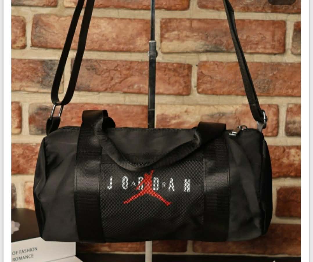 حقيبة يد رياضية مستوحاة من تصميم جوردان (Jordan Duffle Bag) باللون الأسود.